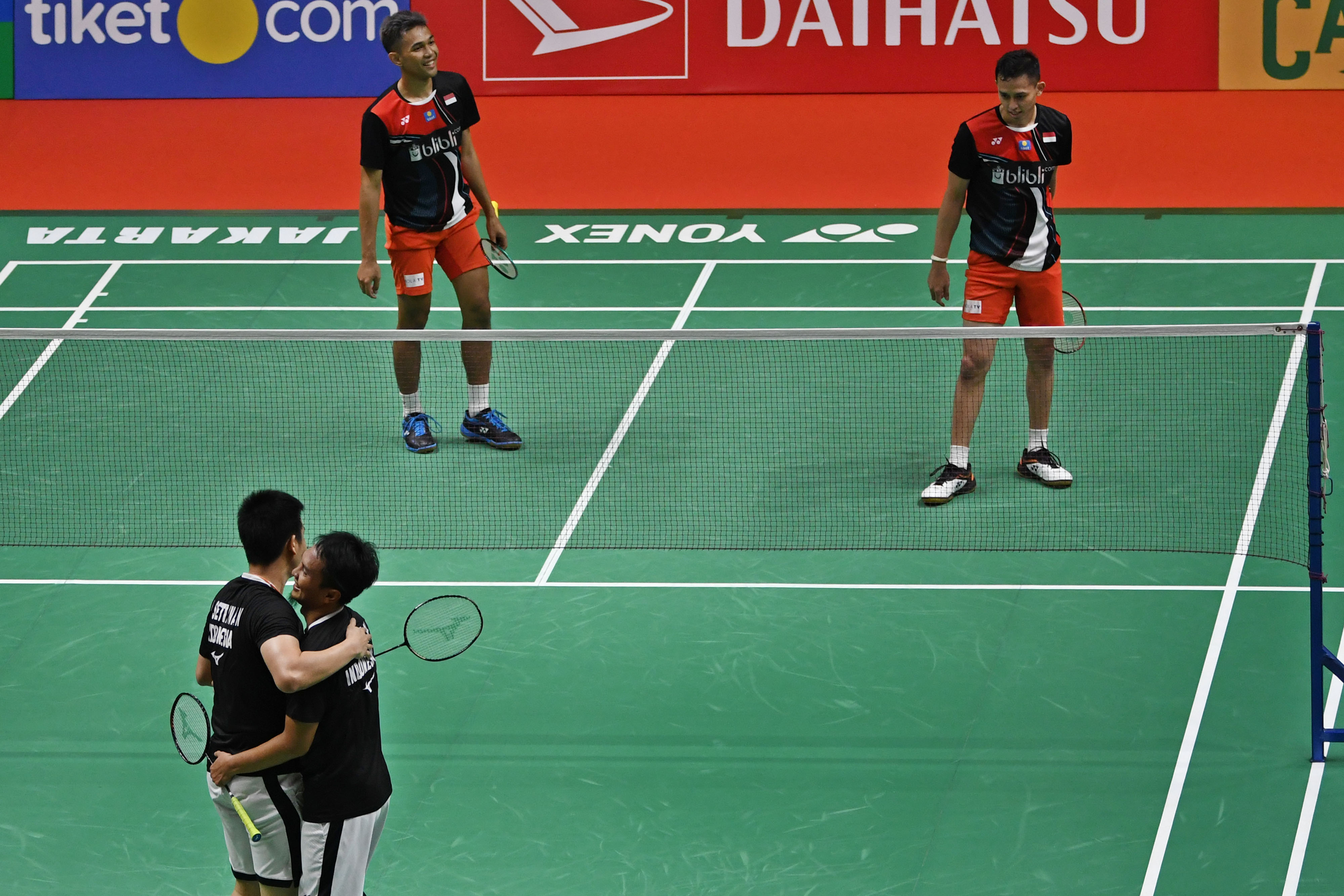  Pebulu tangkis ganda putra Indonesia Hendra Setiawan (kiri) dan rekannya Mohammad Ahsan berselebrasi