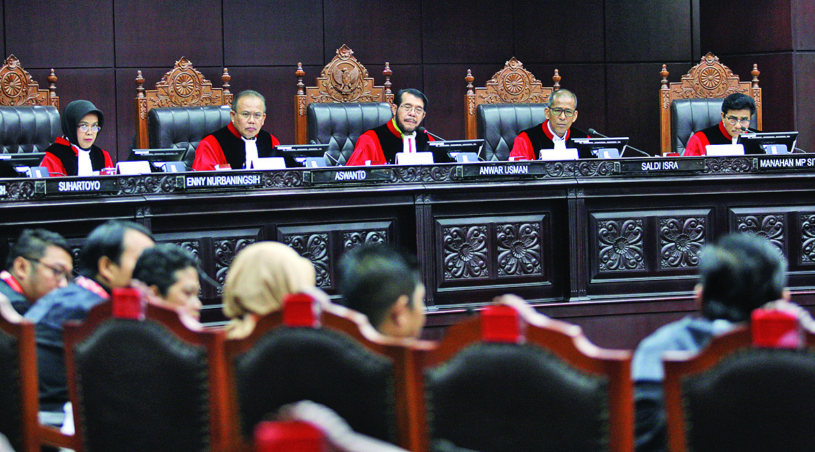 Ketua Majelis Hakim Konstitusi Anwar Usman (tengah) didampingi hakim anggota memimpin sidang uji materiil UU Pilkada di Gedung MK, Jakarta.