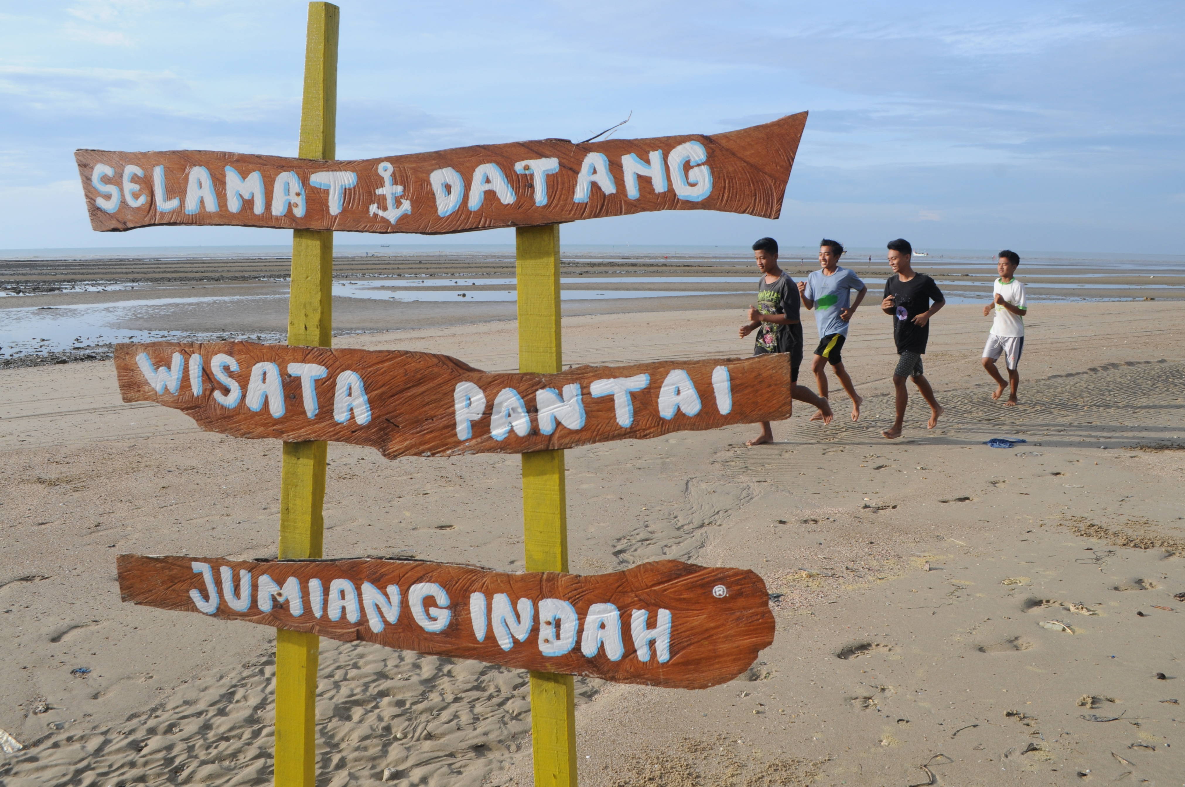 Pengunjung berolahraga di pantai wisata Jumiang, Pamekasan, Jawa Timur.
