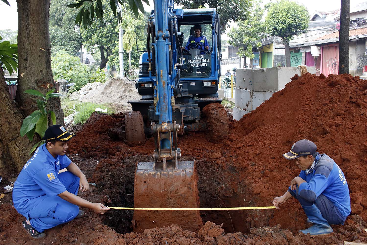 Petugas Dinas Sumber Daya Air membuat sumur resapan air di kawasan Lenteng Agung, Jakarta Selatan.