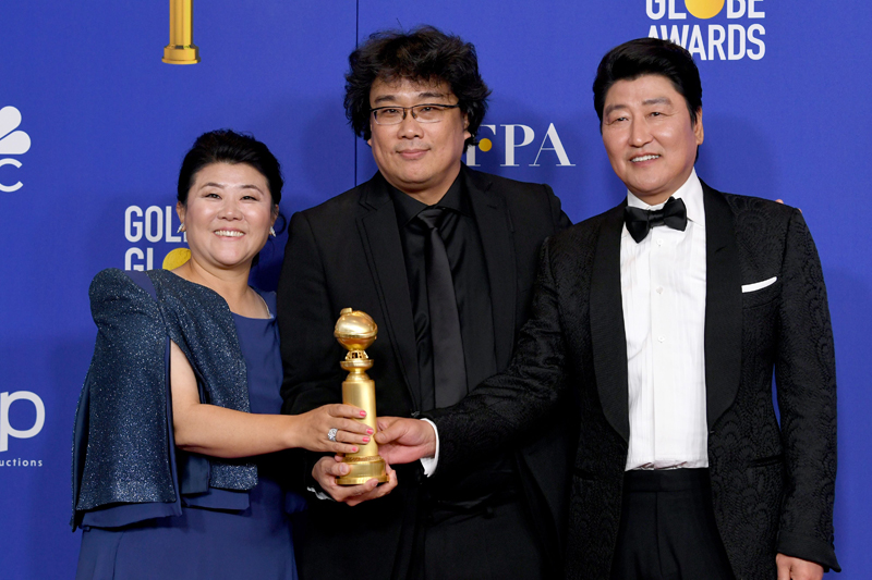 (Ki-Ka) Lee Jung Eun, Bong Joon-ho, and Song Kang-ho setelah memenangkan Golden Globe.