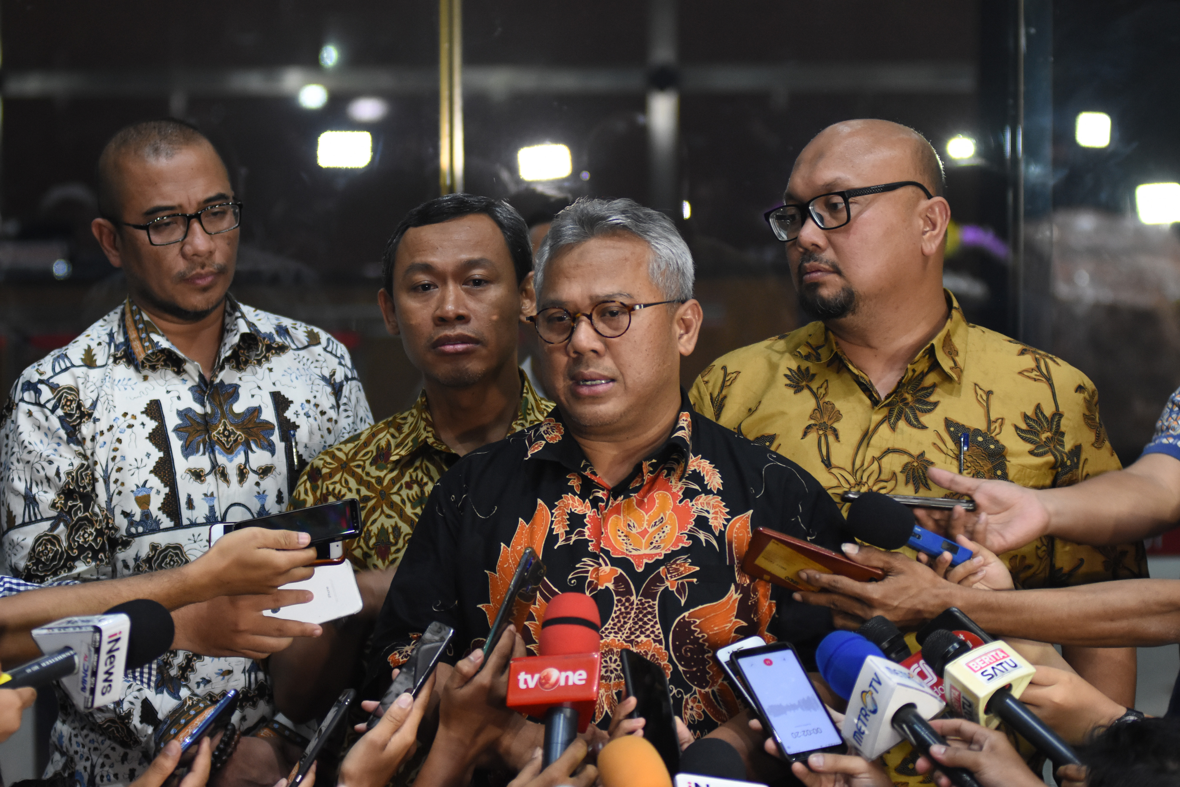 Ketua KPU Arief Budiman (kedua kanan) memberikan keterangan pers usai mendatangi Gedung KPK di Jakarta, Rabu (8/1)., 