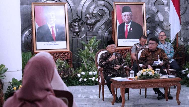 Wapres RI KH Maruf Amin dan MenPANRB Tjahjo Kumolo saat menerima audiensi PNS penerima Penghargaan ASN Terbaik 2019 di Kantor Wapres Jakarta