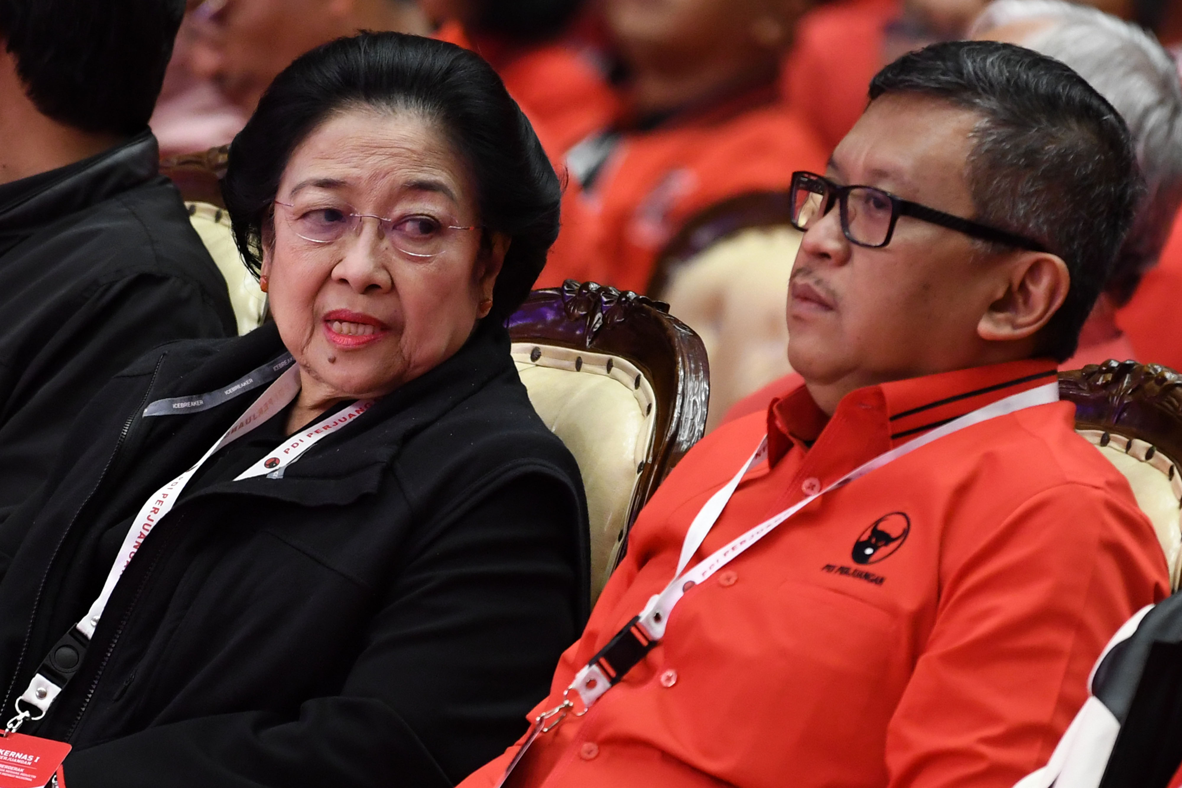 Ketua Umum PDIP Megawati Soekarnoputri (kiri) berbincang dengan Sekjen PDIP Hasto Kristiyanto