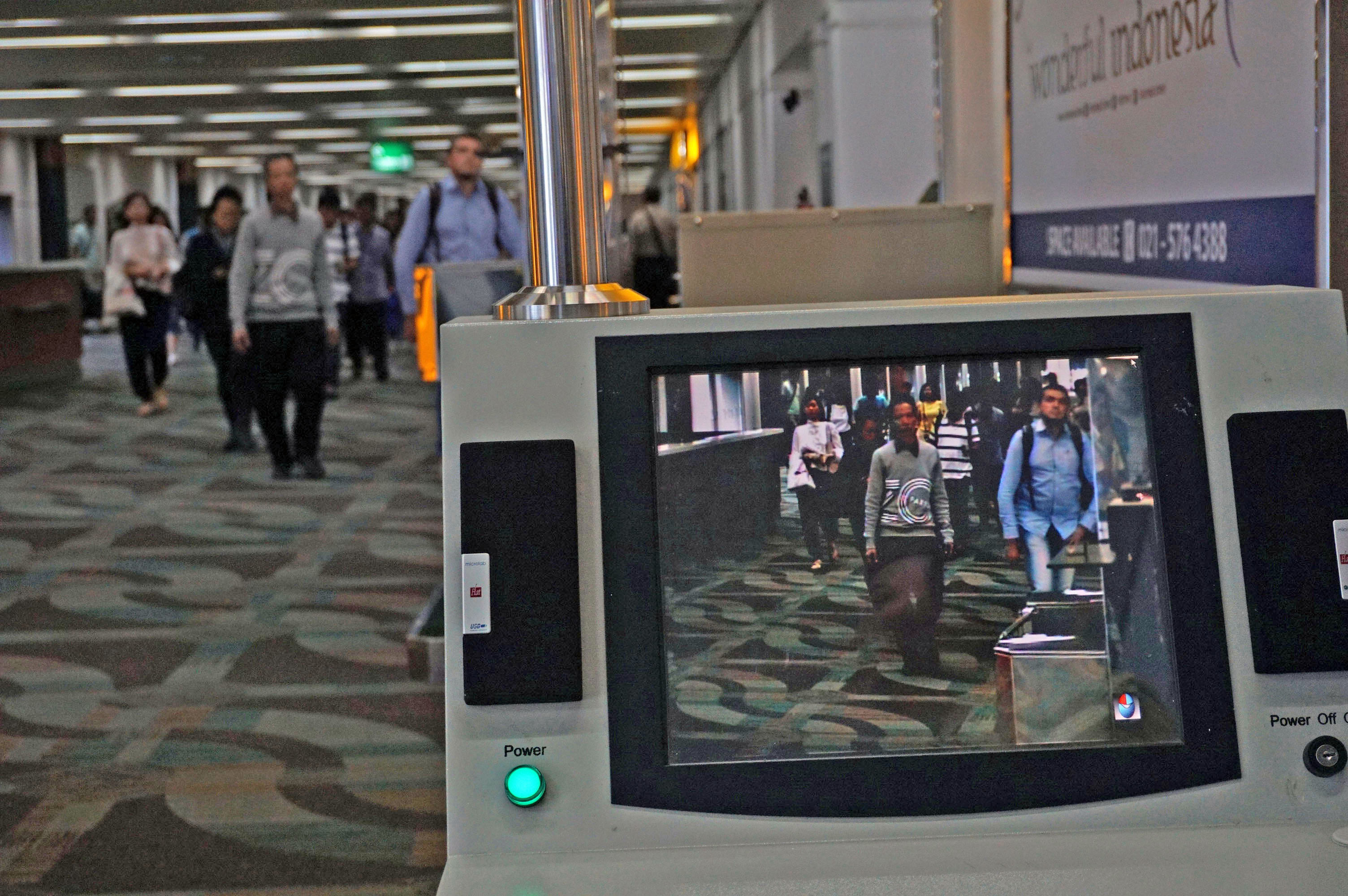 Dinas Kesehatan Jawa Timur memperketat pengawasan penumpang di Bandara Udara Juanda khususnya mereka yang datang dari Tiongkok.