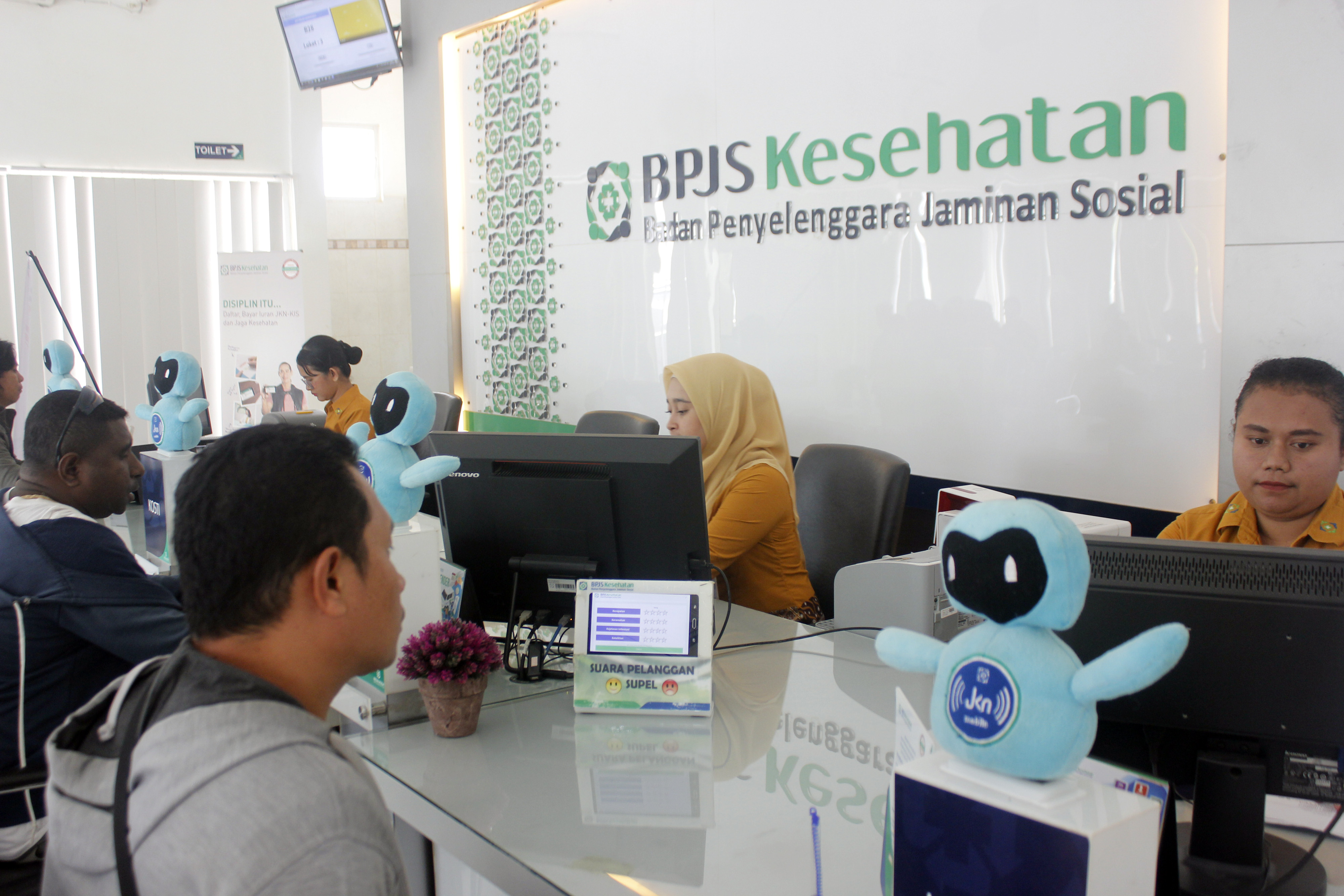 Peserta BPJS Kesehatan mendapatkan pelayanan di loket BPJS Kesehatan Kota Sorong, Papua Barat.