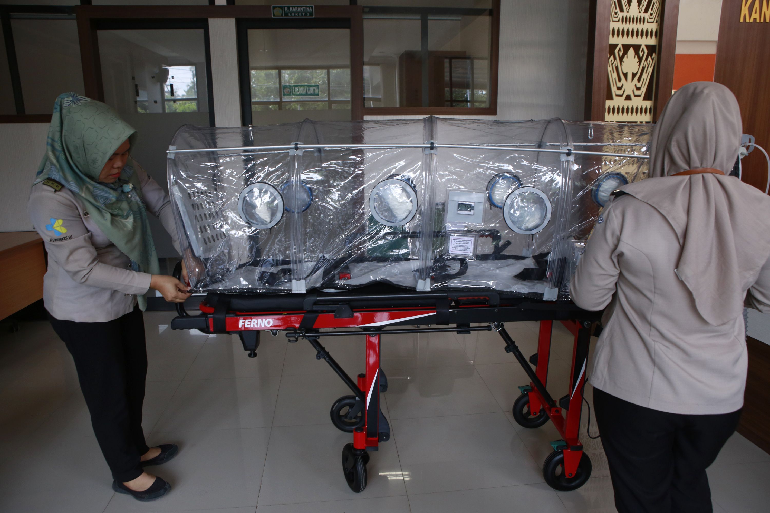 Petugas kesehatan memeriksa tandu yang akan digunakan membawa pasien suspek virus korona di bandara Lampung