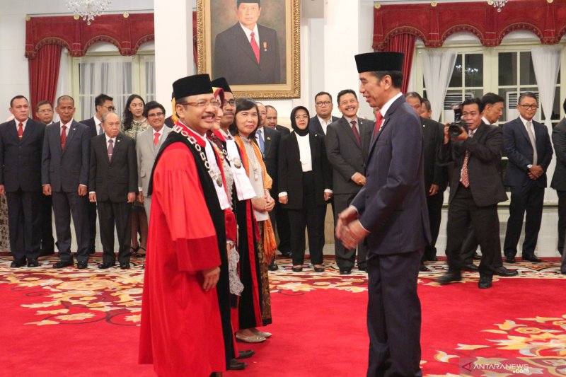 Pengucapan sumpah dua Hakim Konstitusi yakni Suhartoyo dan Daniel Yusmic Pancastaki Foekh di Istana Negara, Jakarta, Selasa (7/1).