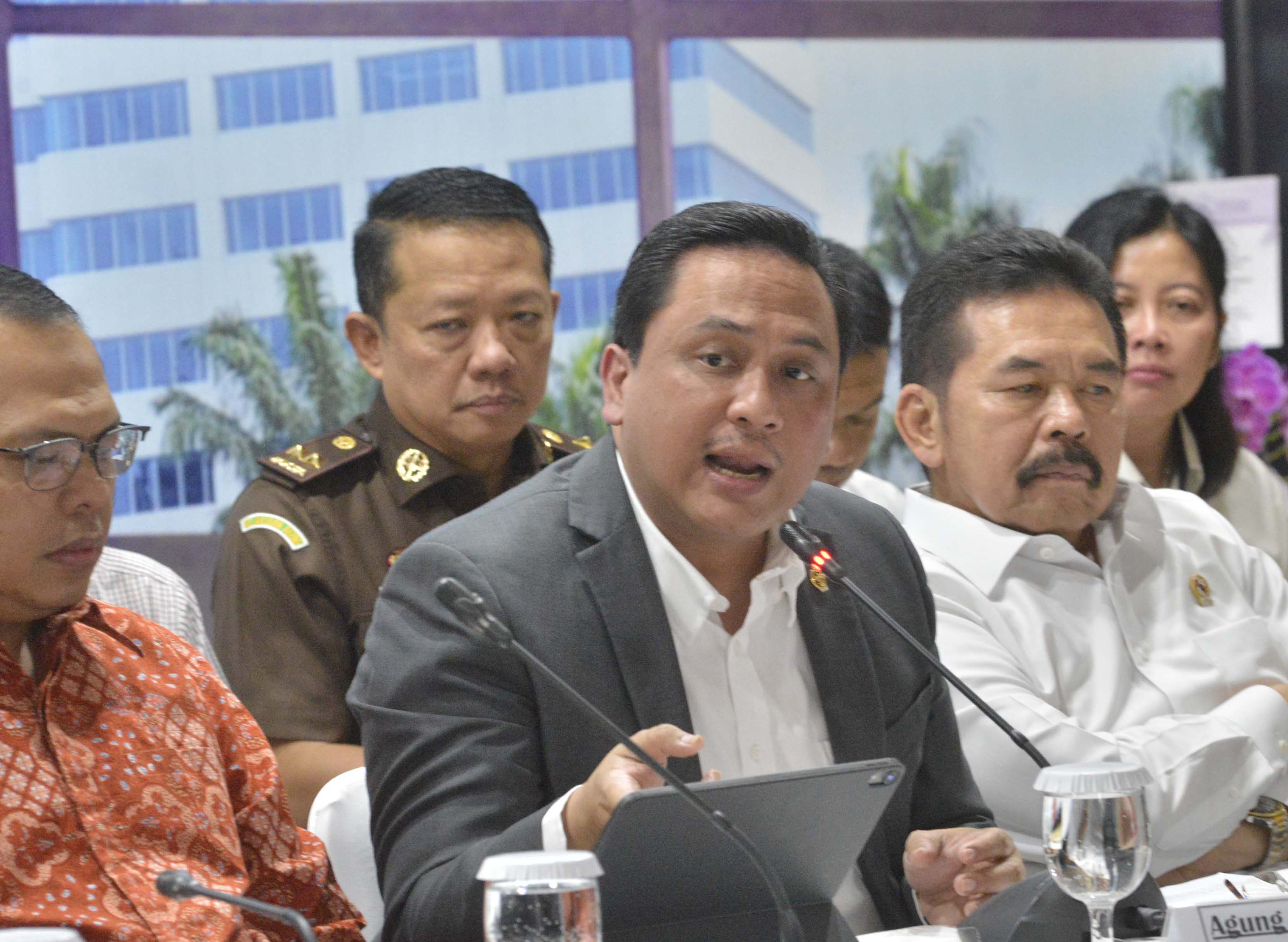 Ketua Badan Pemeriksa Keuangan (BPK) Agung Firman Sampurna (tengah)