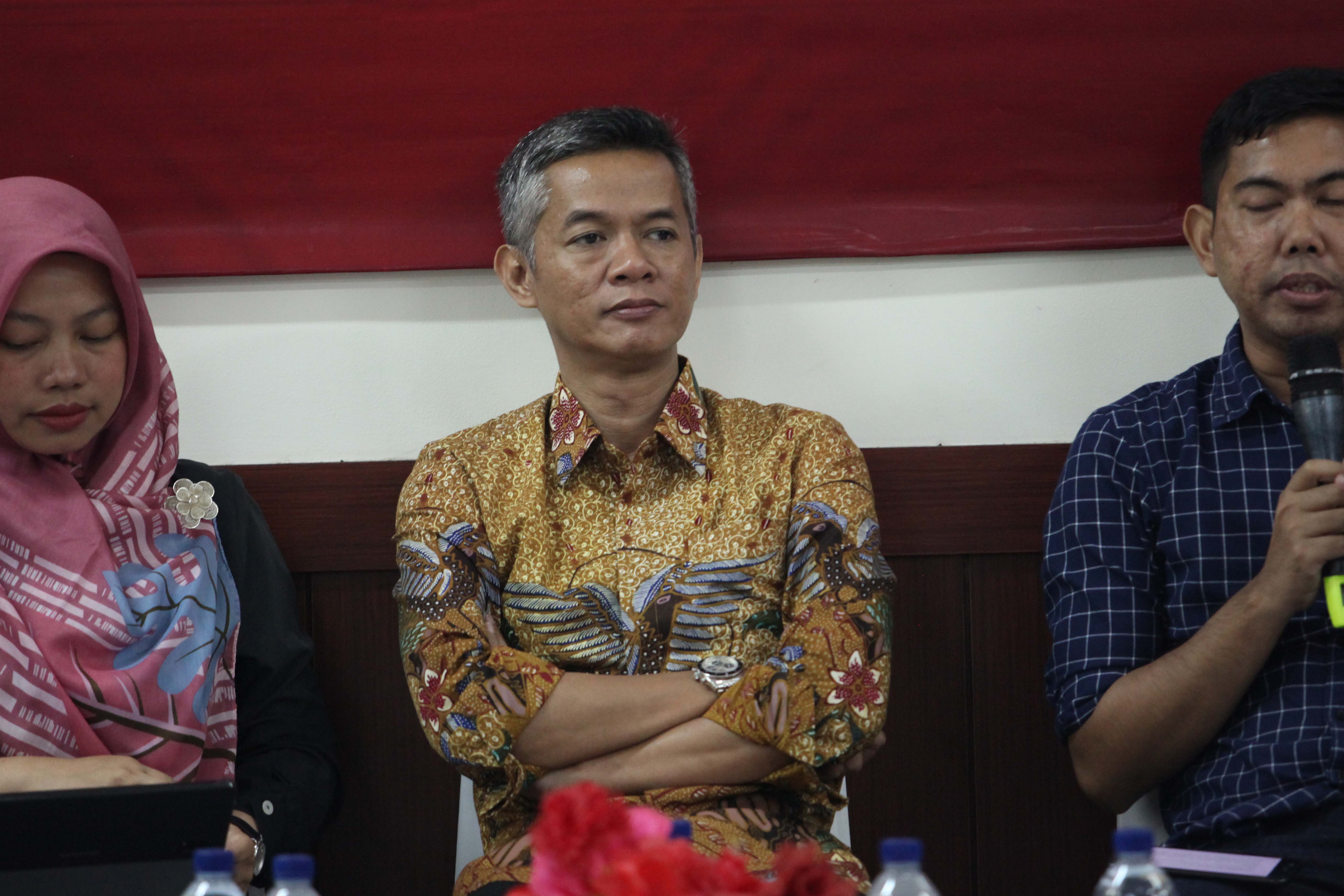 Wahyu Setiawan (tengah)