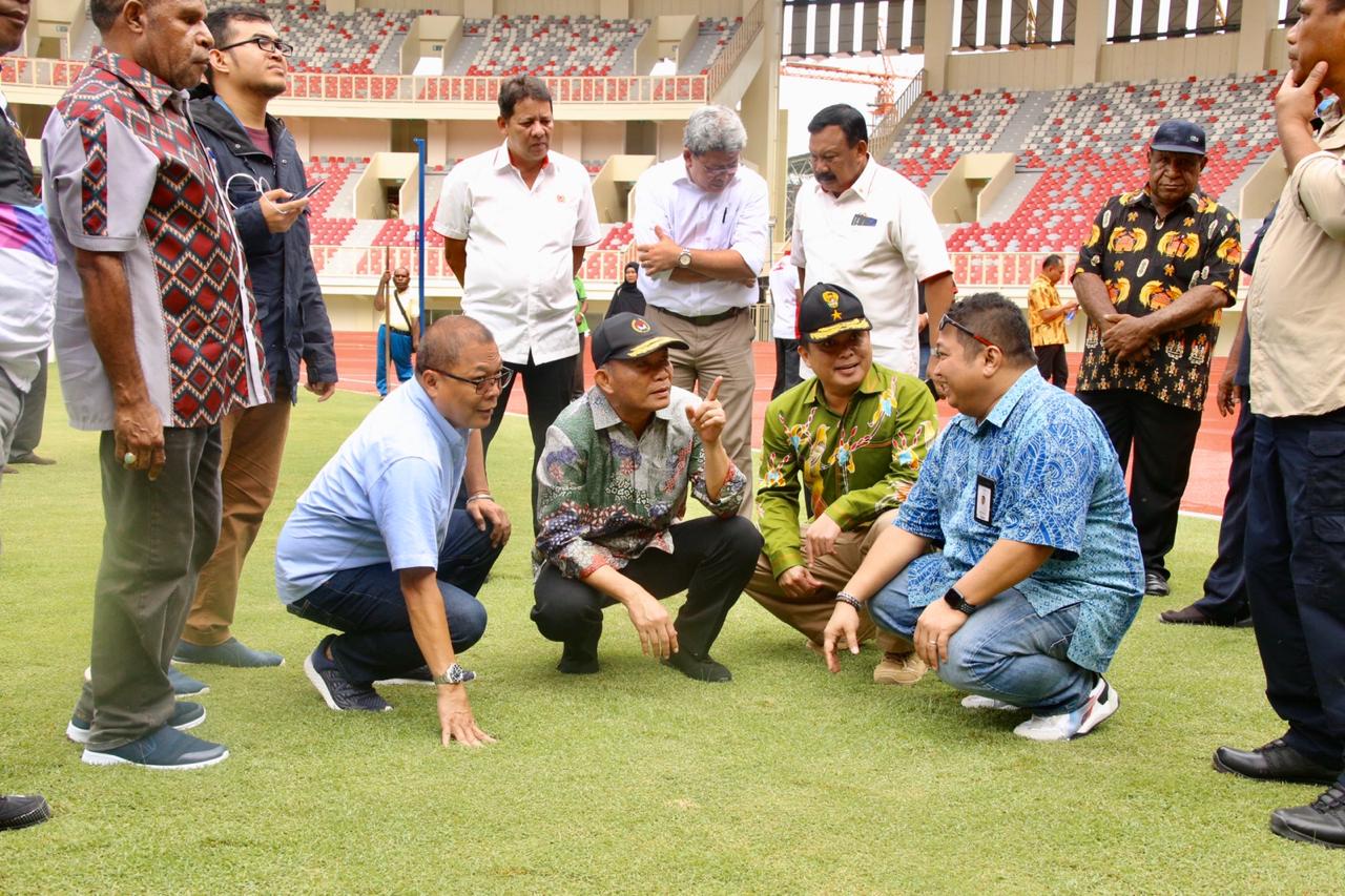 Menko PMK Muhadjir Effendy Meninjau Stadion Papua Bangkit