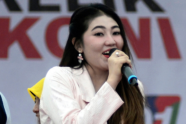 Via Vallen Akui Kelelahan Penyebab Pingsan