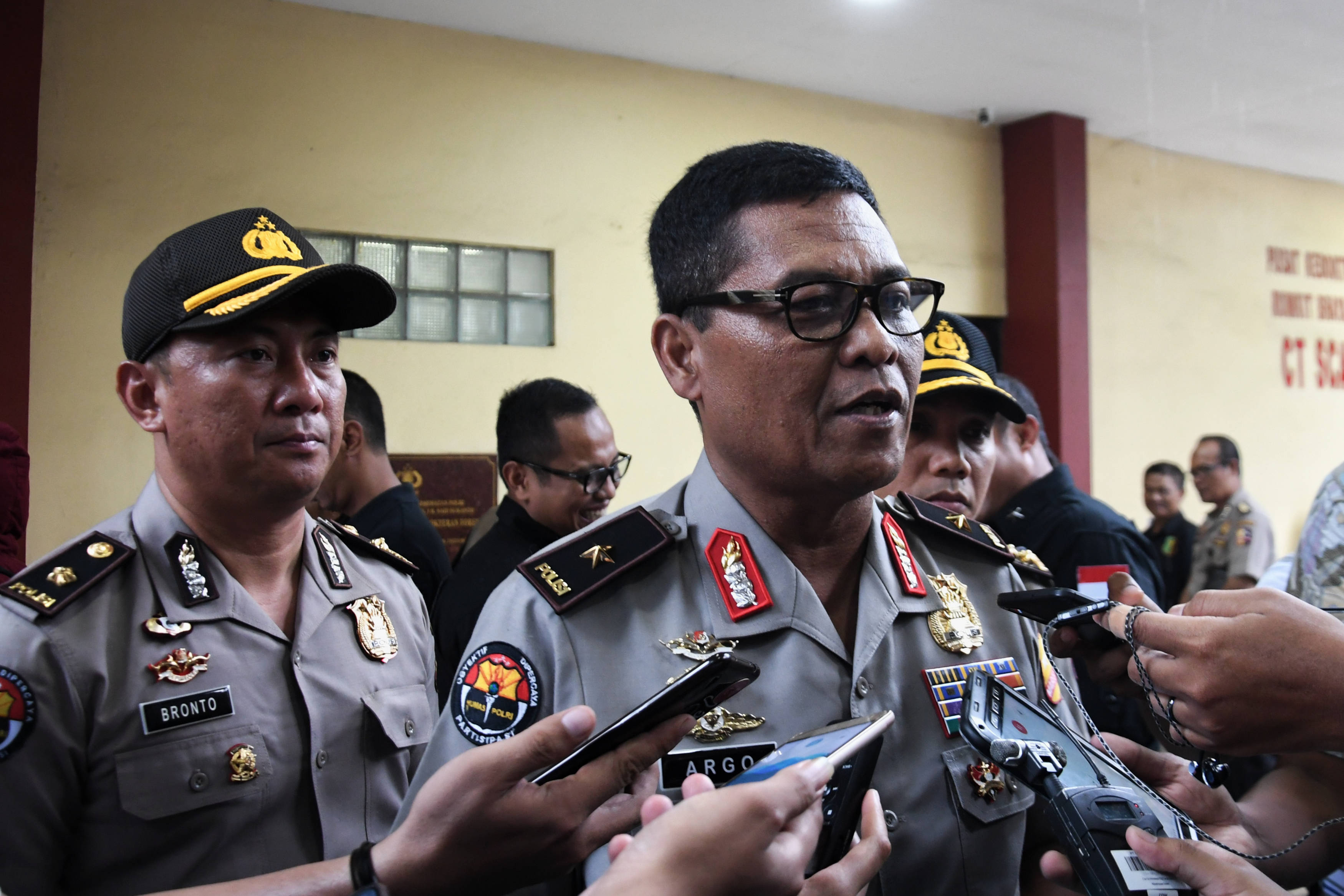 Karopenmas Polri Brigjen Pol Argo Yuwono (tengah) memberikan keterangan