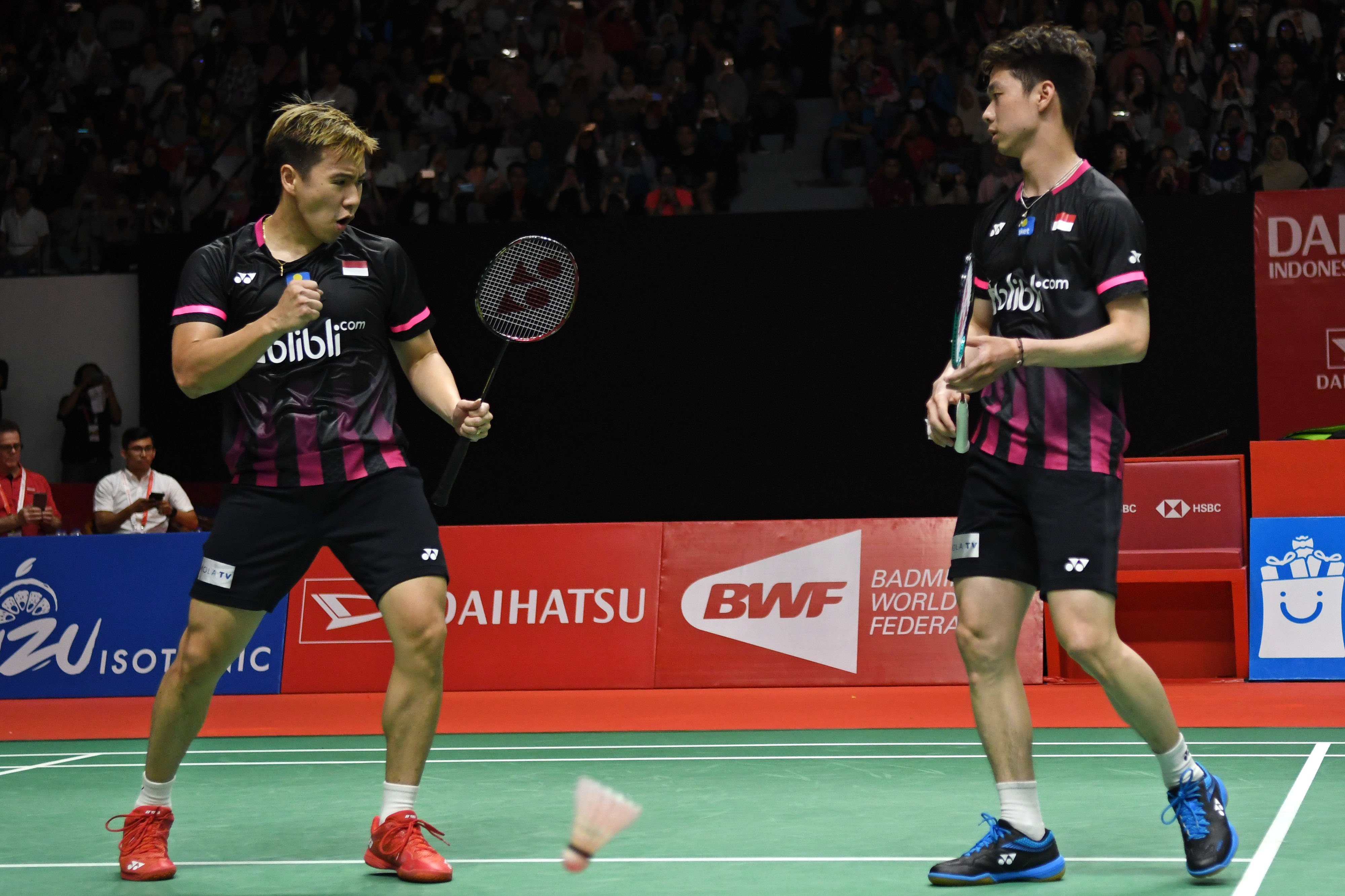 Pebulu tangkis ganda putra Indonesia Marcus Fernaldi Gideon (kiri) dan rekannya Kevin Sanjaya Sukamuljo melakukan selebrasi.