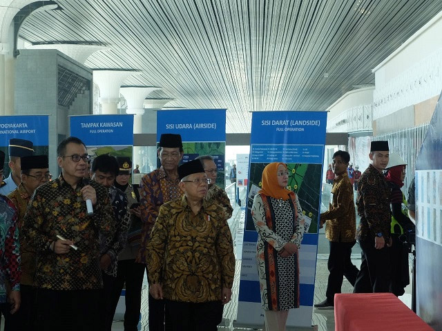 Wakil Presiden Ma'ruf Amin meninjau progres pembangunan Bandara New Yogyakarta International Airport. 