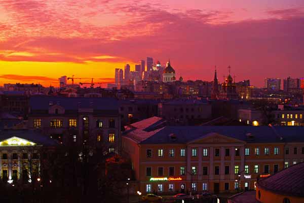 Suasana matahari terbenam di kota Moskow, Rusia, pekan lalu, Jumat (6/12)