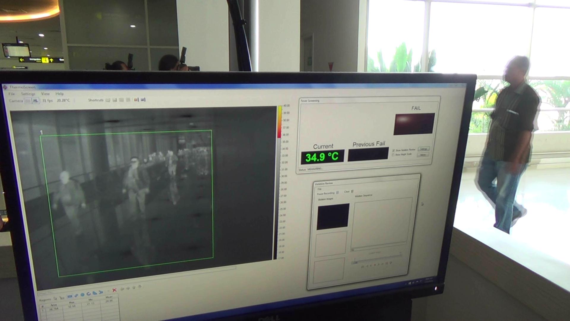 Pantauan  body thermal scanner yang dipasang di pintu kedatangan Terminal 2 Bandara Juanda, Sidoarjo, Rabu (22/1/2020).