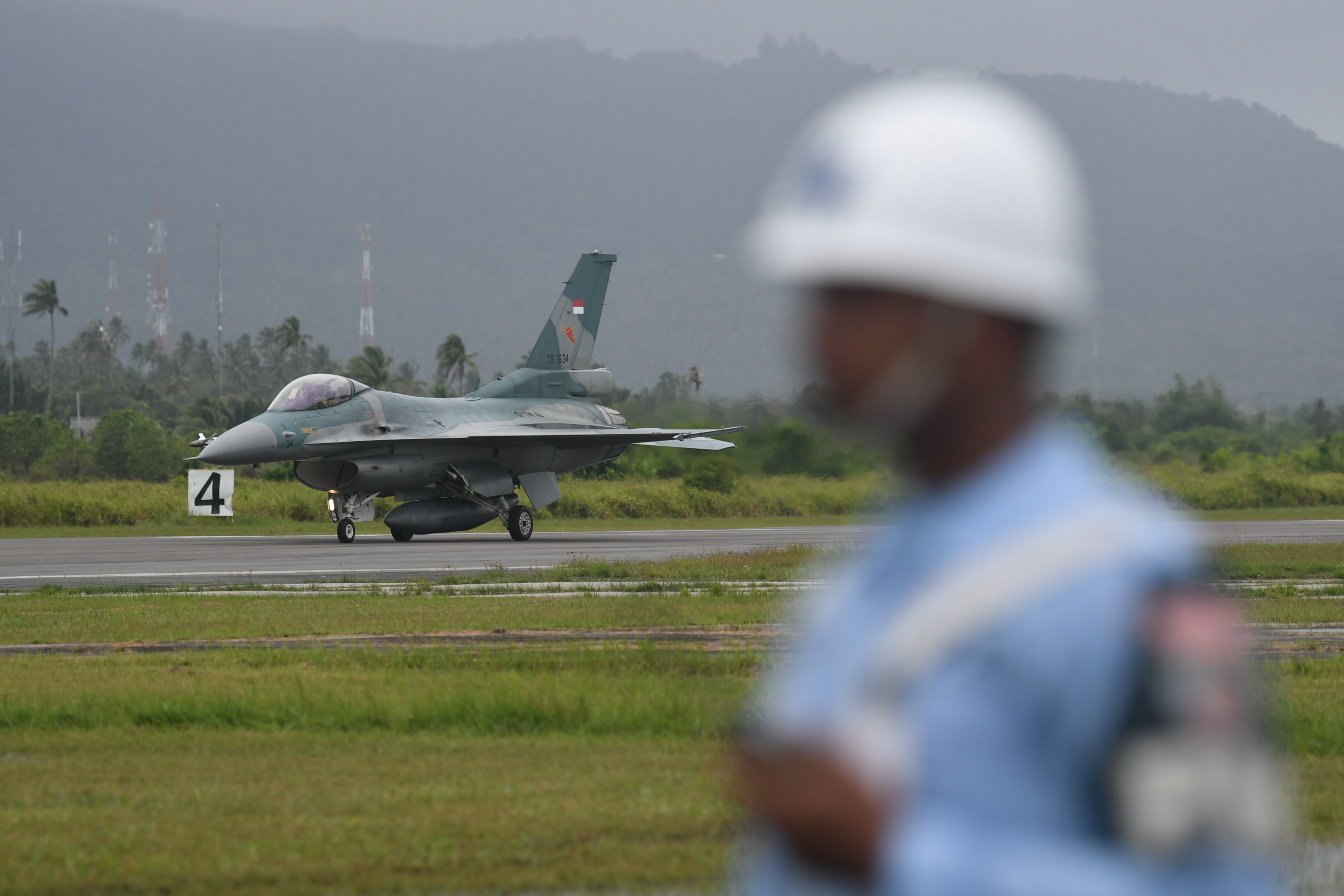 Pesawat Tempur F16 C milik skadron udara 16 wing udara 7 Lanud Roesmin Nurjadin - Pekanbaru, mendarat di Lanud Raden Sadjad, Natuna, Kepri