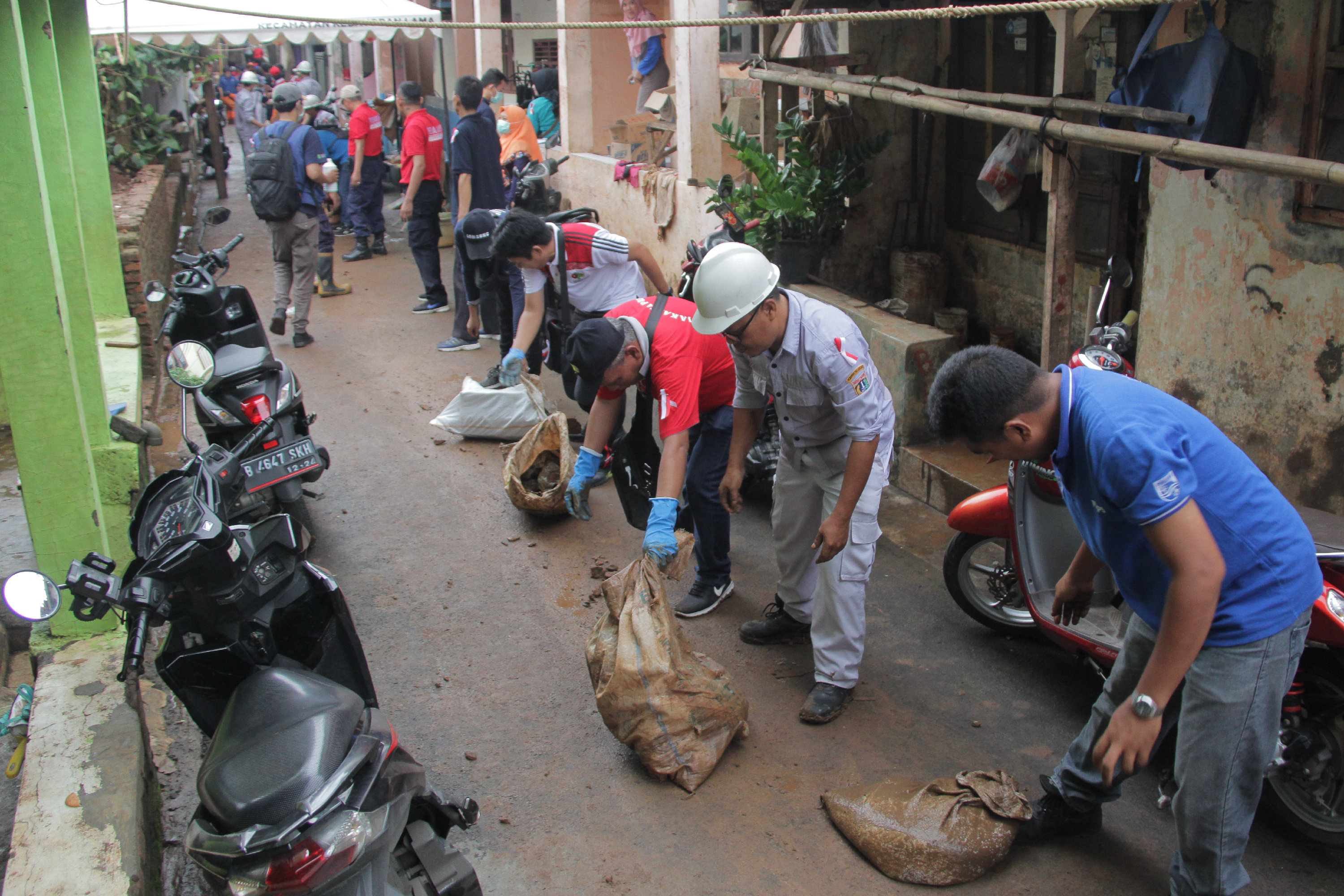 Anies Perintahkan Seluruh Kelurahan Rawan Banjir Dirikan Posko