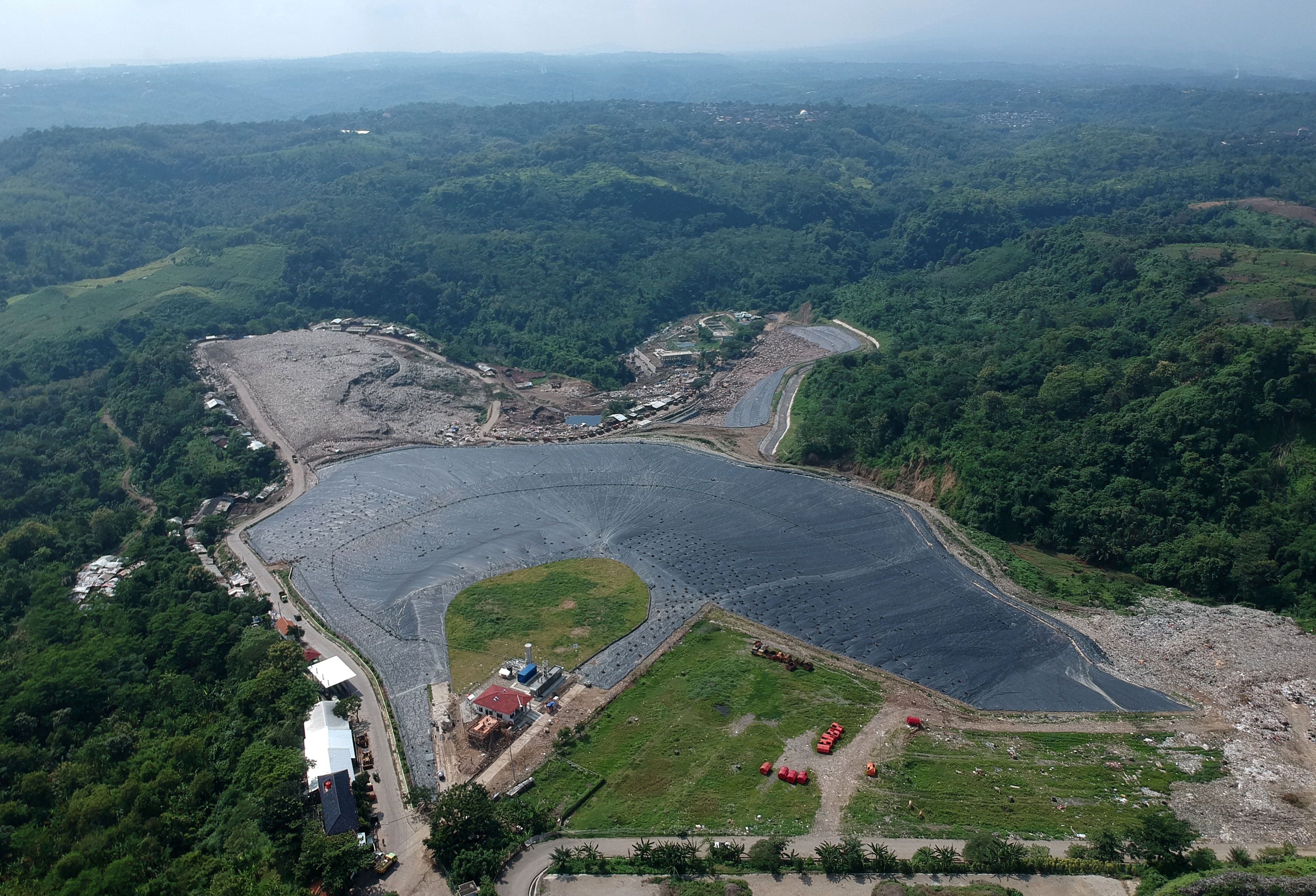Pembangunan Pembangkit Listrik Tenaga Sampah (PLTSa) gas metana di Tempat Pembuangan Akhir (TPA) Jatibarang, Semarang, Jawa Tengah, 