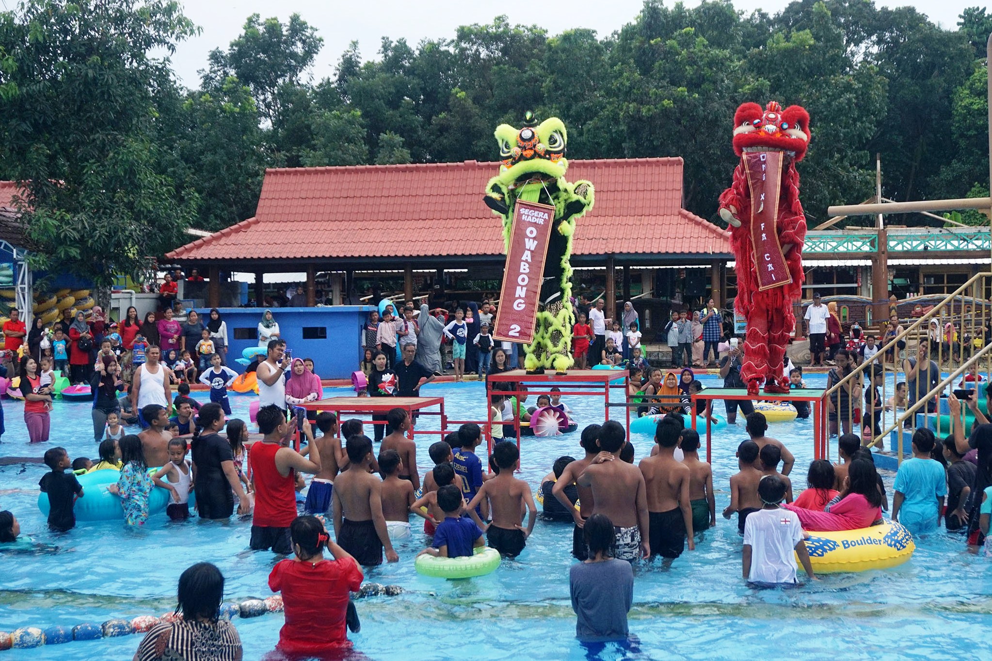 Pengelola wisata Owabong Purbalingga, Jawa Tengah (Jateng) menggelar Barongsai di atas air di dalam kawasan Waterpark Owabong, Sabtu (25/1).