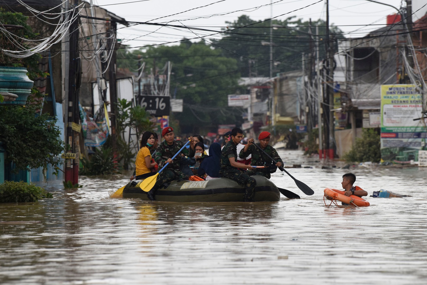 Petugas SAR menggunakan perahu karet mengevakuasi warga perumahan Pondok Gede Permai, Jatiasih, Bekasi.