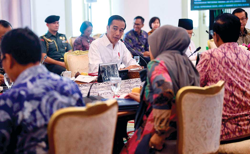 Presiden Joko Widodo (tengah) memimpin rapat kabinet terbatas di Istana Bogor, Jawa Barat.