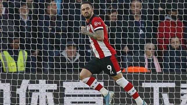 Danny Ings melakukan selebrasi usai mencetak gol ke gawang Tottenham Hotspur