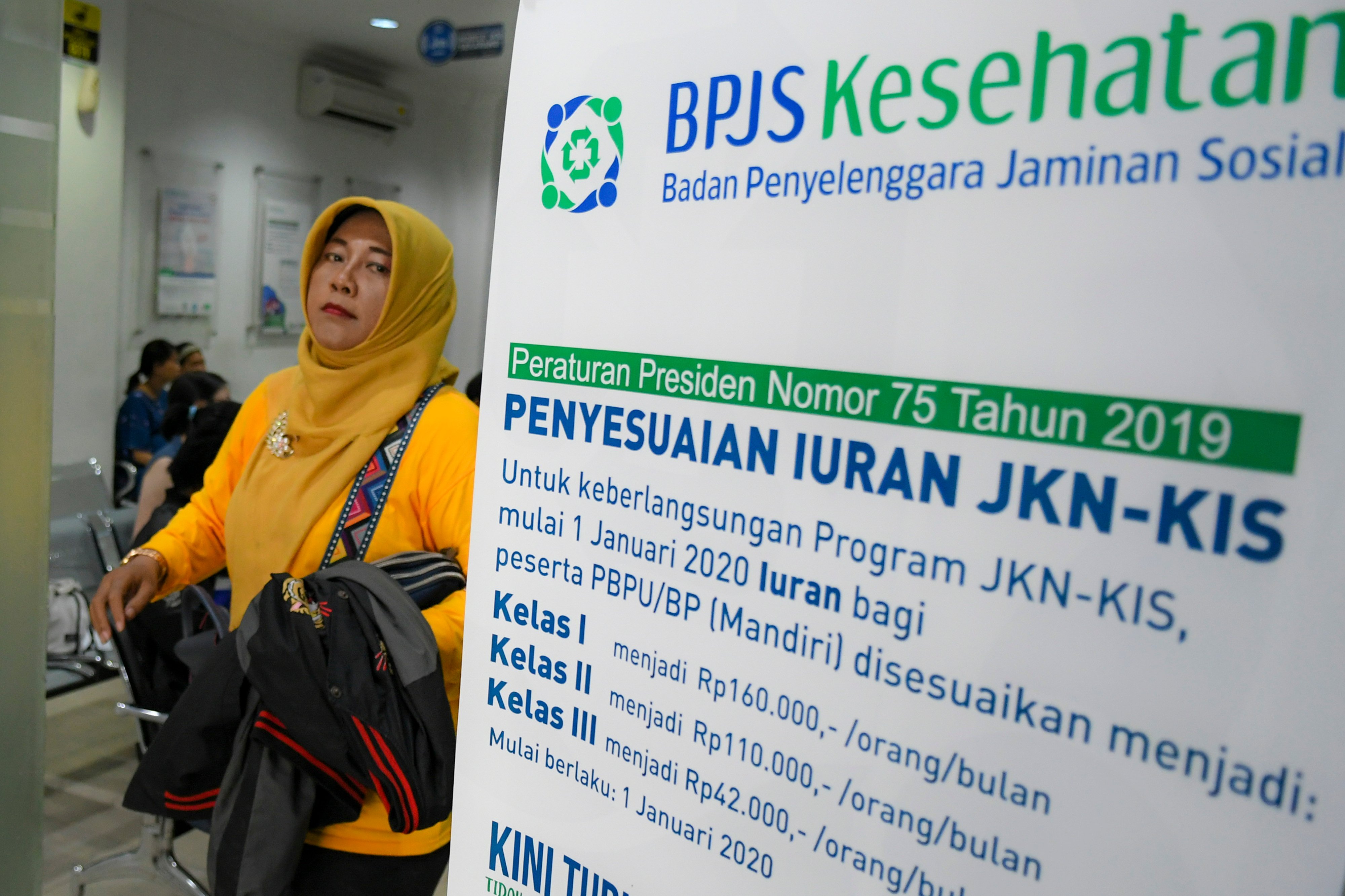 Warga meninggalkan Kantor Badan Penyelenggara Jaminan Sosial (BPJS) Kesehatan Jakarta Pusat, Jumat (3/1/2020)