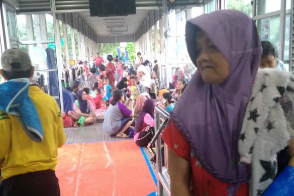 Mengungsi di halte Transjakarta