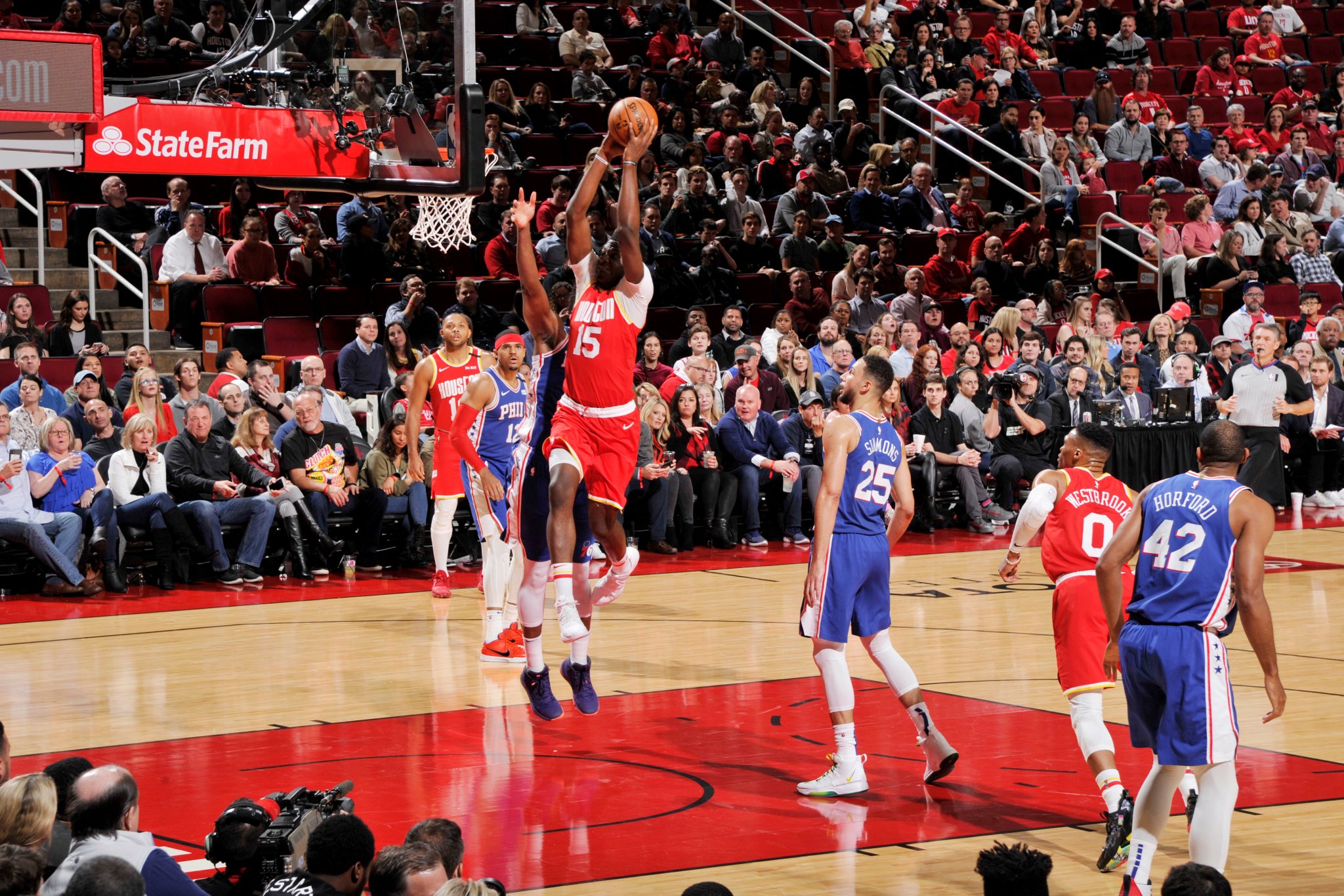 James Harden melakukan dunk dalam laga NBA antara Houston Rocktes dan Philadelphia 76ers