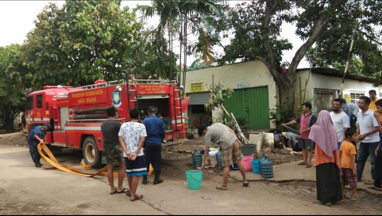 Pendistribusian air bersih di Perumahan Rawalumbu, Kota Bekasi, Jumat (3/1).