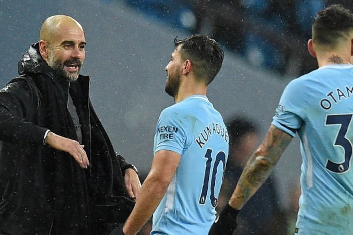Manajer Manchester City, Josep Guardiola (kiri), berbicara dengan Sergio Aguero seusai laga Liga Inggris kontra West Bromwich Albion  