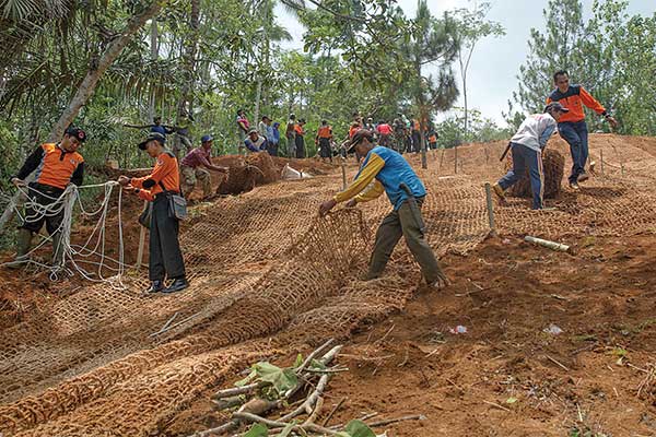 Penanaman rumput akar wangi (vetiver) di Kabupaten Hulu Sungai Selatan, Kalimantan Selatan, beberapa waktu lalu.