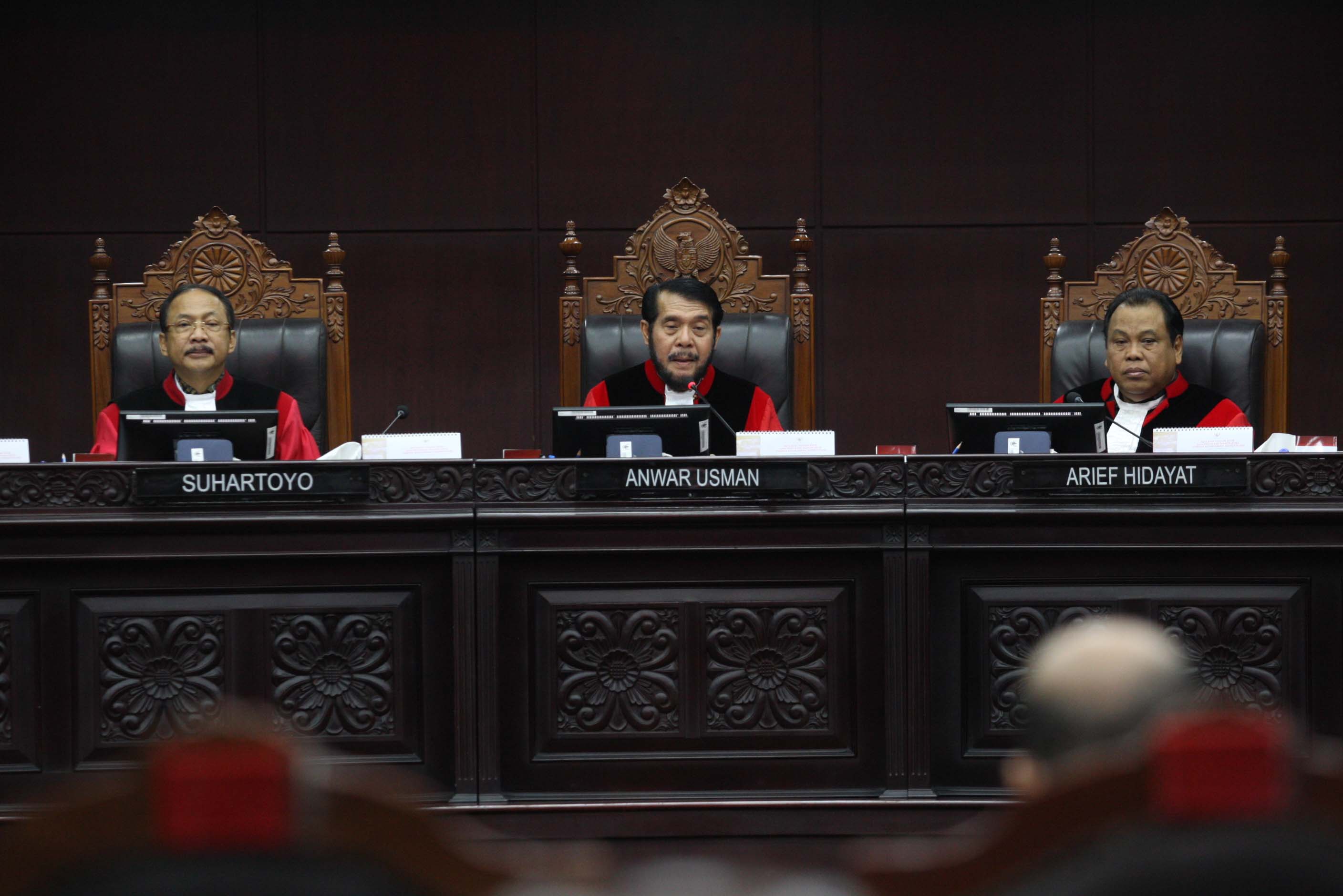 Ketua Mahkamah Kontitusi Anwar Usman (tengah) memimpin sidang uji materiil UU MD3.
