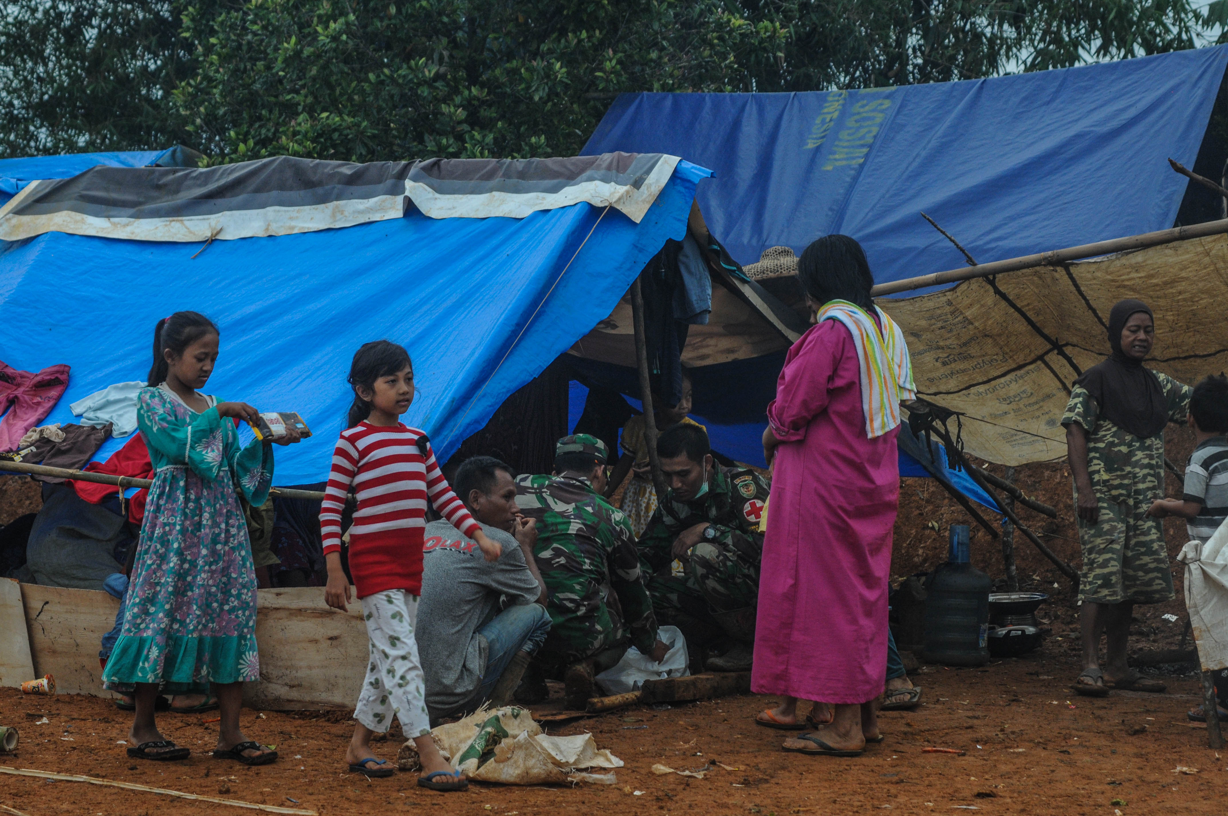 Suasana pengungsian di Kampung Gunung Julang, Lebak, Banten, Senin (6/1).