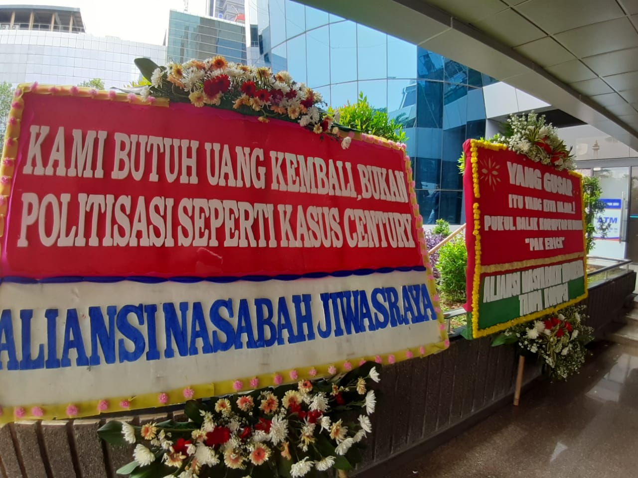 Karangan bunga di kantor Kementerian BUMN dari agen Asuransi Jiwasraya