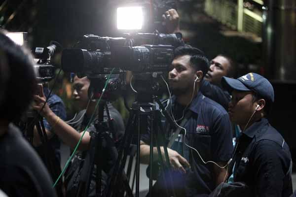 Tim liputan Metro TV mewawancarai Juru Bicara KPK Febri Diansyah di Gedung KPK, Jakarta, Selasa (23/7).