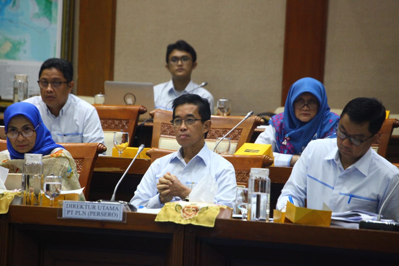 Direktur Utama PLN Zulkifli Zaini saat rapat kerja dengan Komisi VII DPR, Selasa (28/1)
