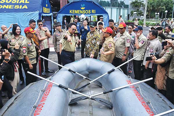 Menteri Sosial (Mensos) Juliari P Batubara (tengah) bersama Dirjen Linjamsos Harry Hikmat (keenam kiri) di Jakarta, kemarin.