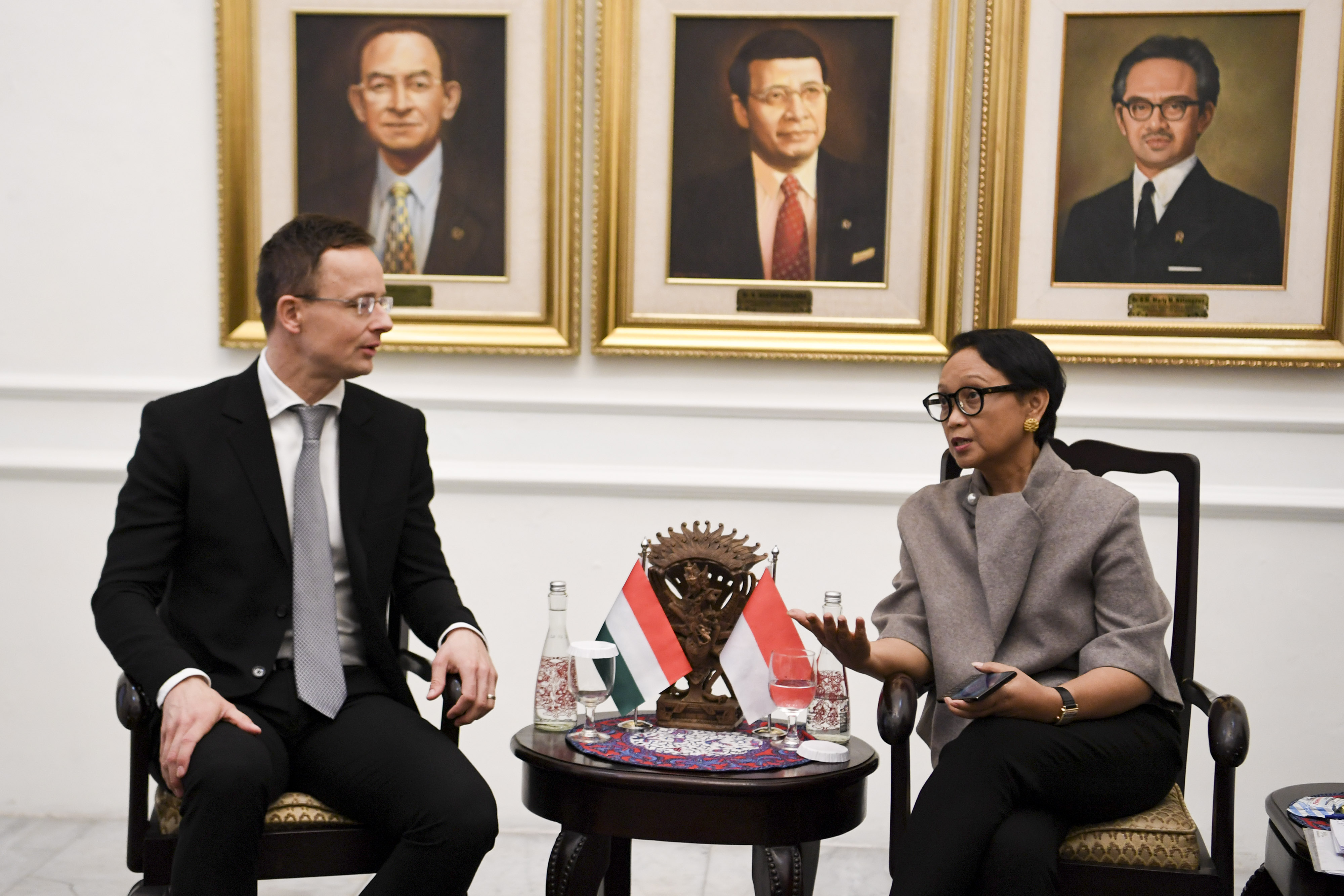  Menteri Luar Negeri Retno Marsudi dan Menteri Luar Negeri dan Perdagangan Hongaria Peter Szijjarto melakukan pertemuan bilateral.