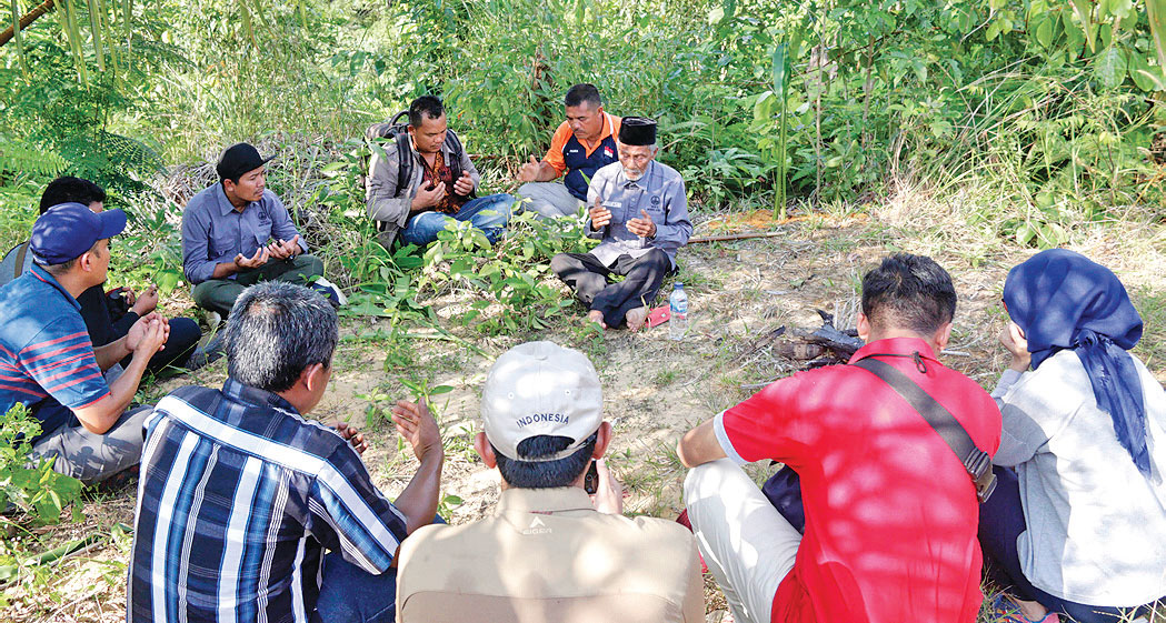 Doa bersama dan proses pengusiran harimau yang dipimpin pawang harimau di Desa Singgersing, Kecamatan Sultan Daulat, Kota Subulussalam, 