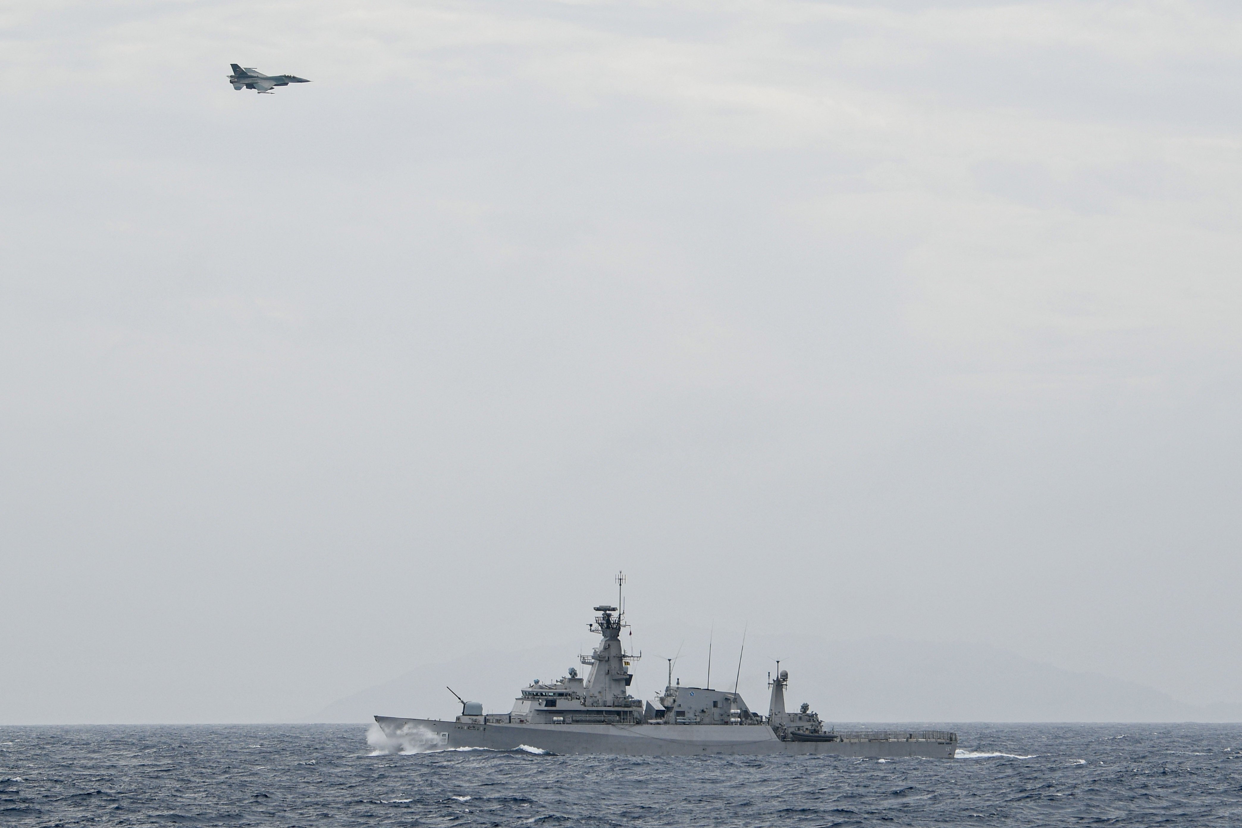 KRI Usman Harun-359 bersama Pesawat Tempur F16 TNI AU melakukan peran tempur bahaya udara di Laut Natuna, Jumat (10/1/2020). 