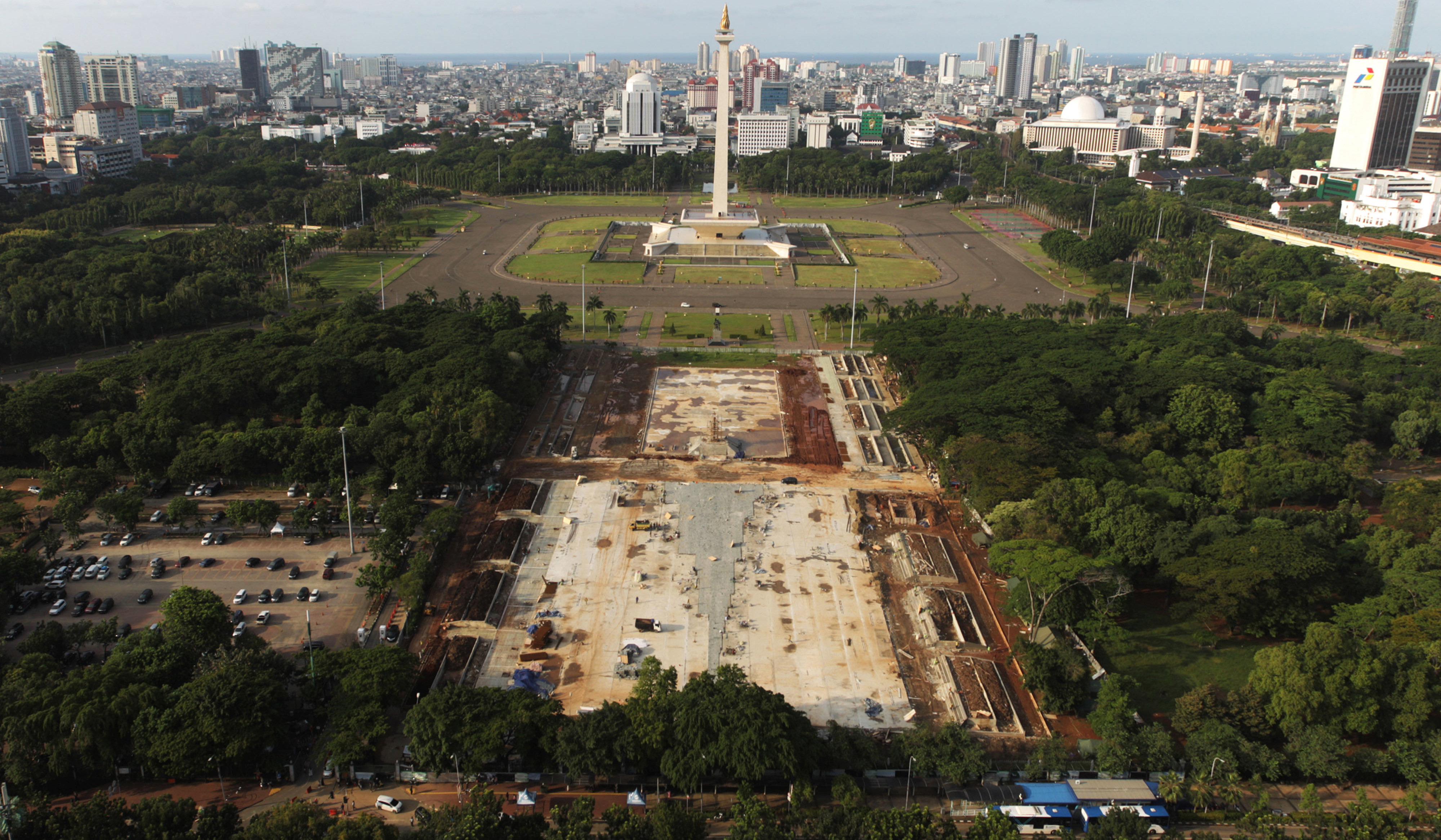 Pembangunan Plaza Selatan Monumen Nasional (Monas) di Jakarta, Selasa (21/1/2020).