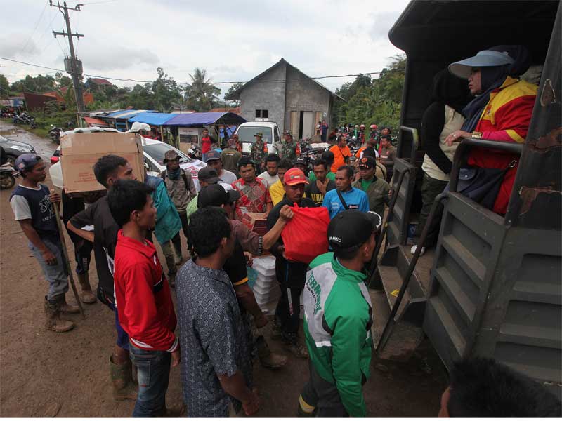 Warga memperoleh bantuan logistik dan pakaian di pos pengungsian di Desa Sukamulya, Sukajaya, Bogor, Jawa Barat.