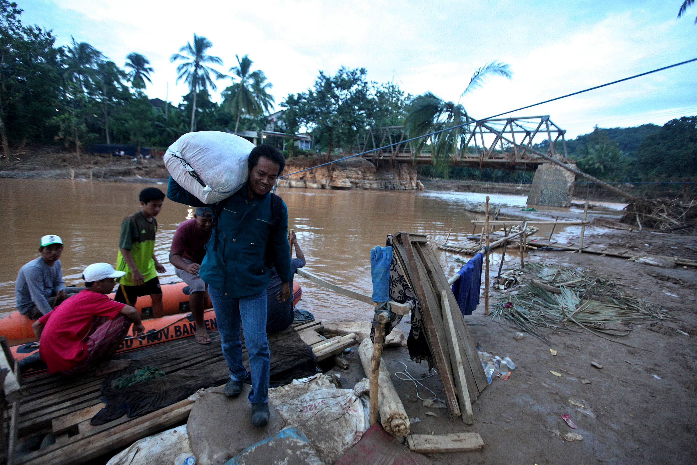 Mentan Syahrul Yasin Limpo Bantu Korban Banjir Lebak