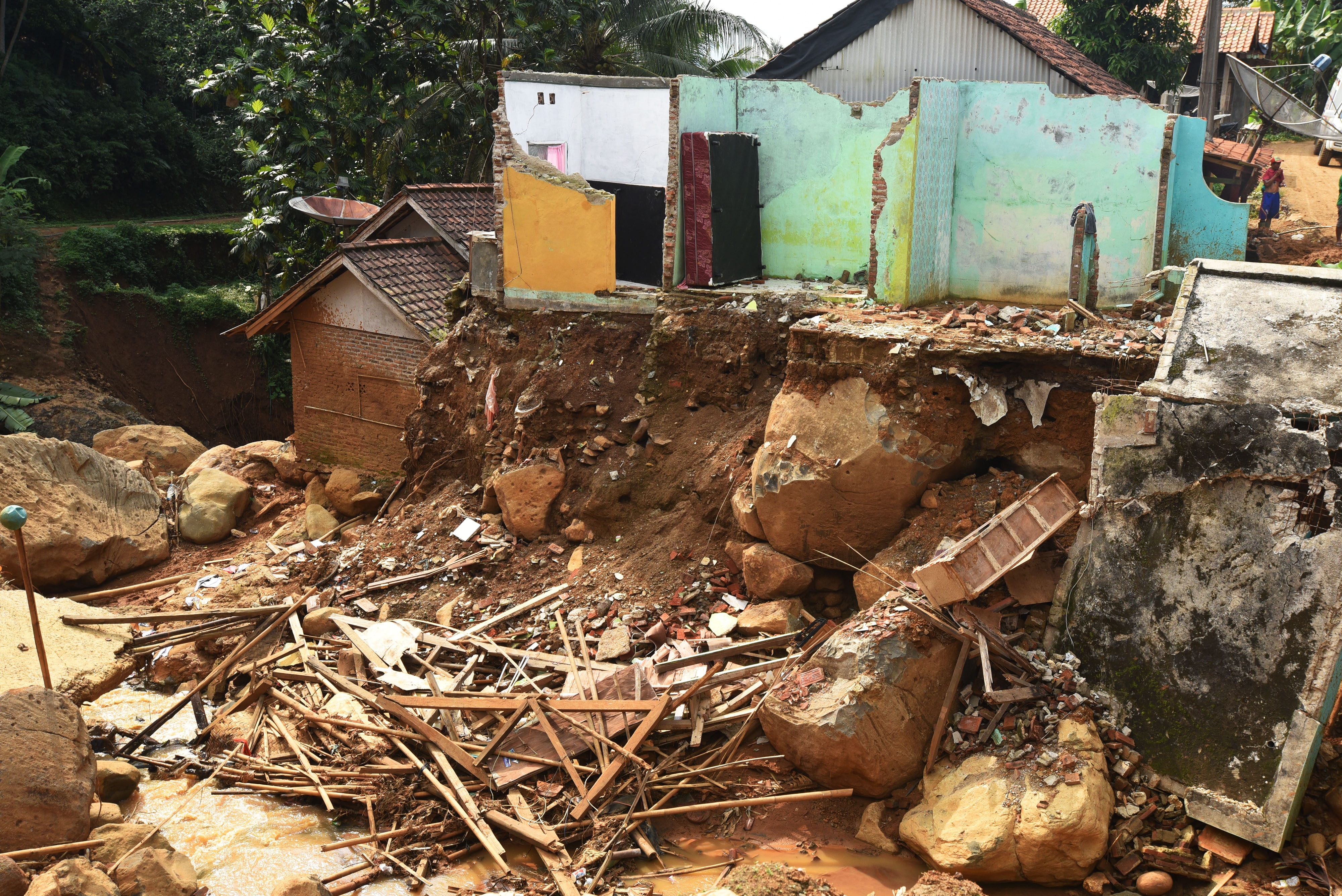 Rumah yang rusak akibat longsor di Kampung Muhara, Lebak, Banten, Minggu (26/1/2020). 