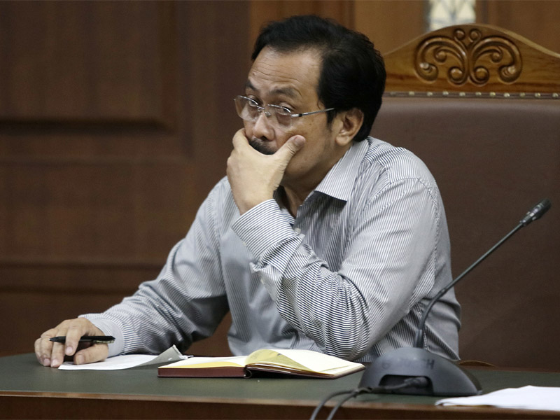 erdakwa Gubernur Kepulauan Riau nonaktif Nurdin Basirun (kiri) menyimak keterangan saksi.