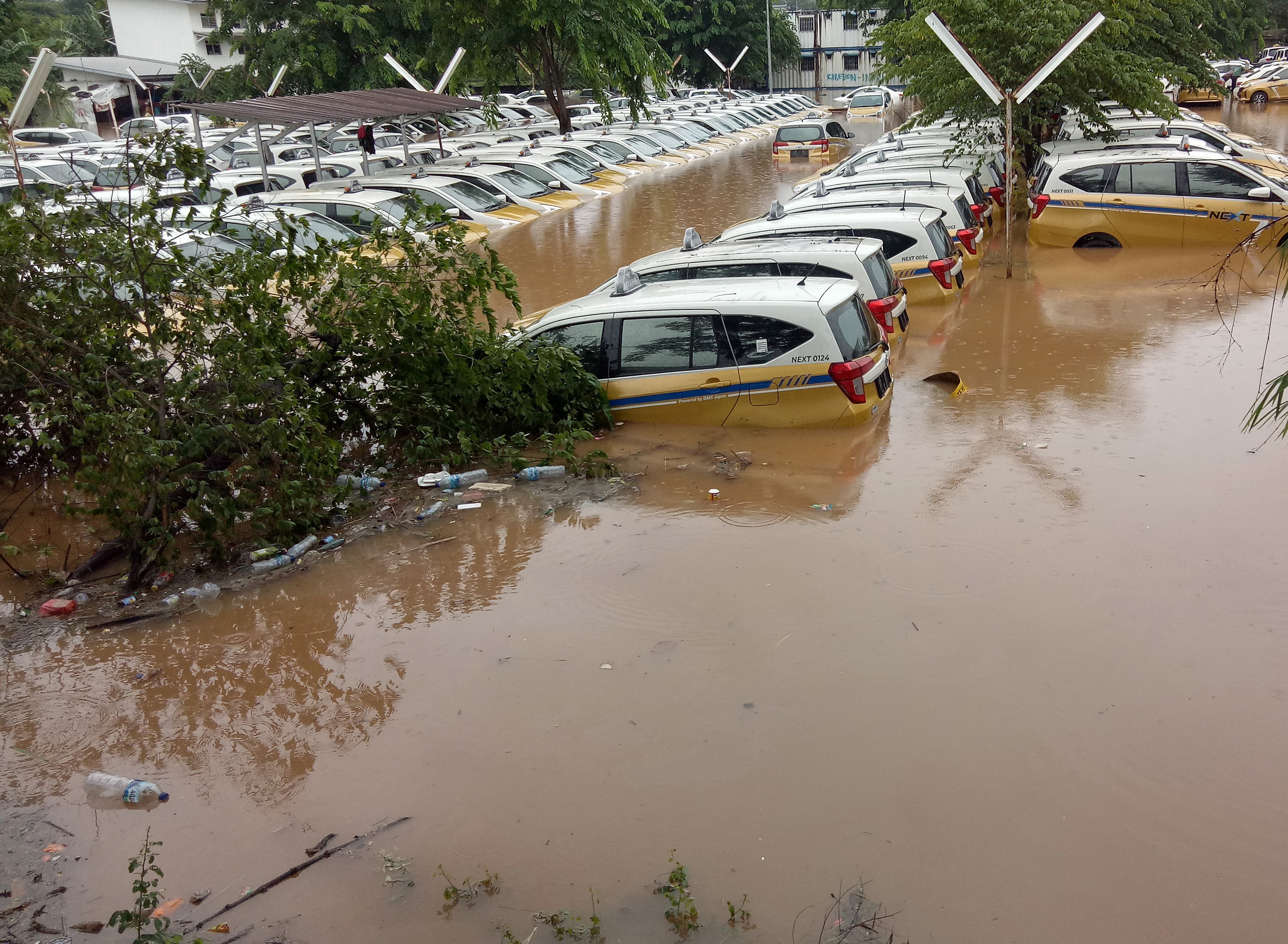 Ilustrasi--Puluhan unit taksi Next Express yang masih baru terendam banjir akibat luapan air Sungai Pesanggrahan di Pul Taksi Next Express.