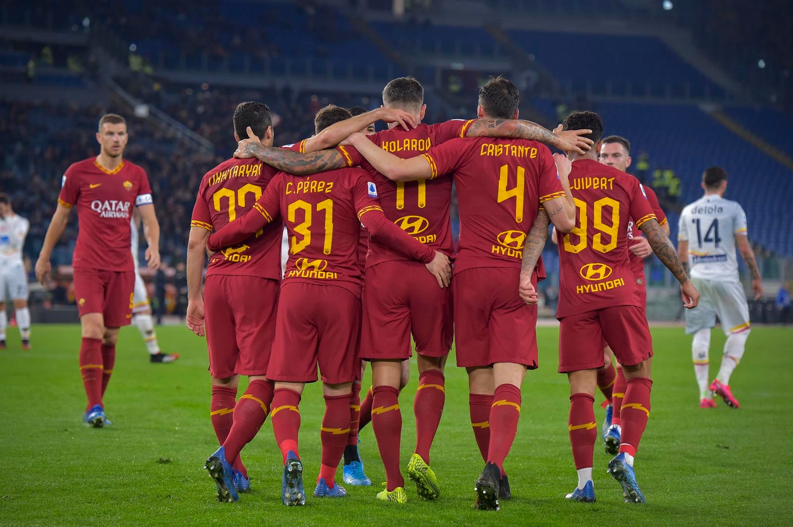 Para pemain AS Roma melakukan selebrasi usai mencetak gol ke gawang Lecce dalam laga Serie A.